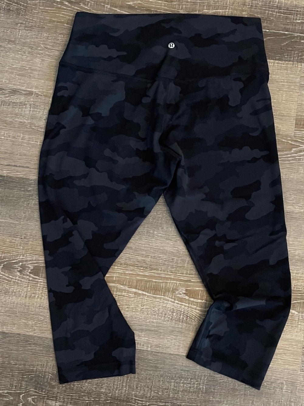 Lululemon High Rise Crop Size 14 in Black Camo 21"